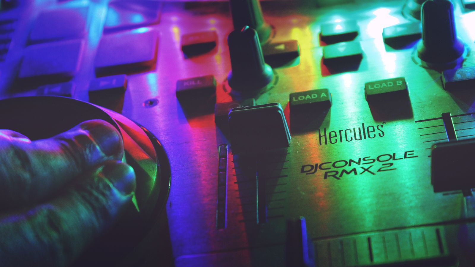 DJ-Konsole mit farbig beleuchteten Reglern